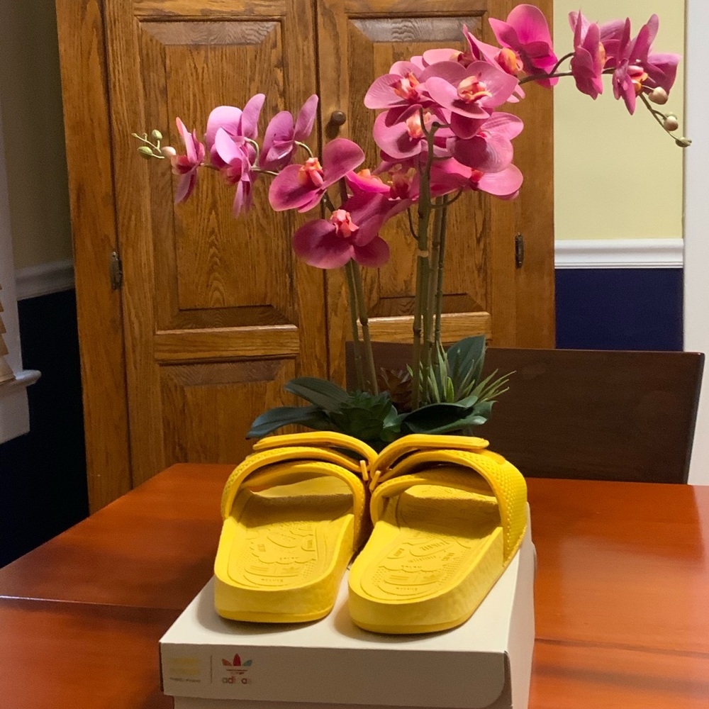 Adidas/ Human/ Chancletas HU- Pharrell Williams